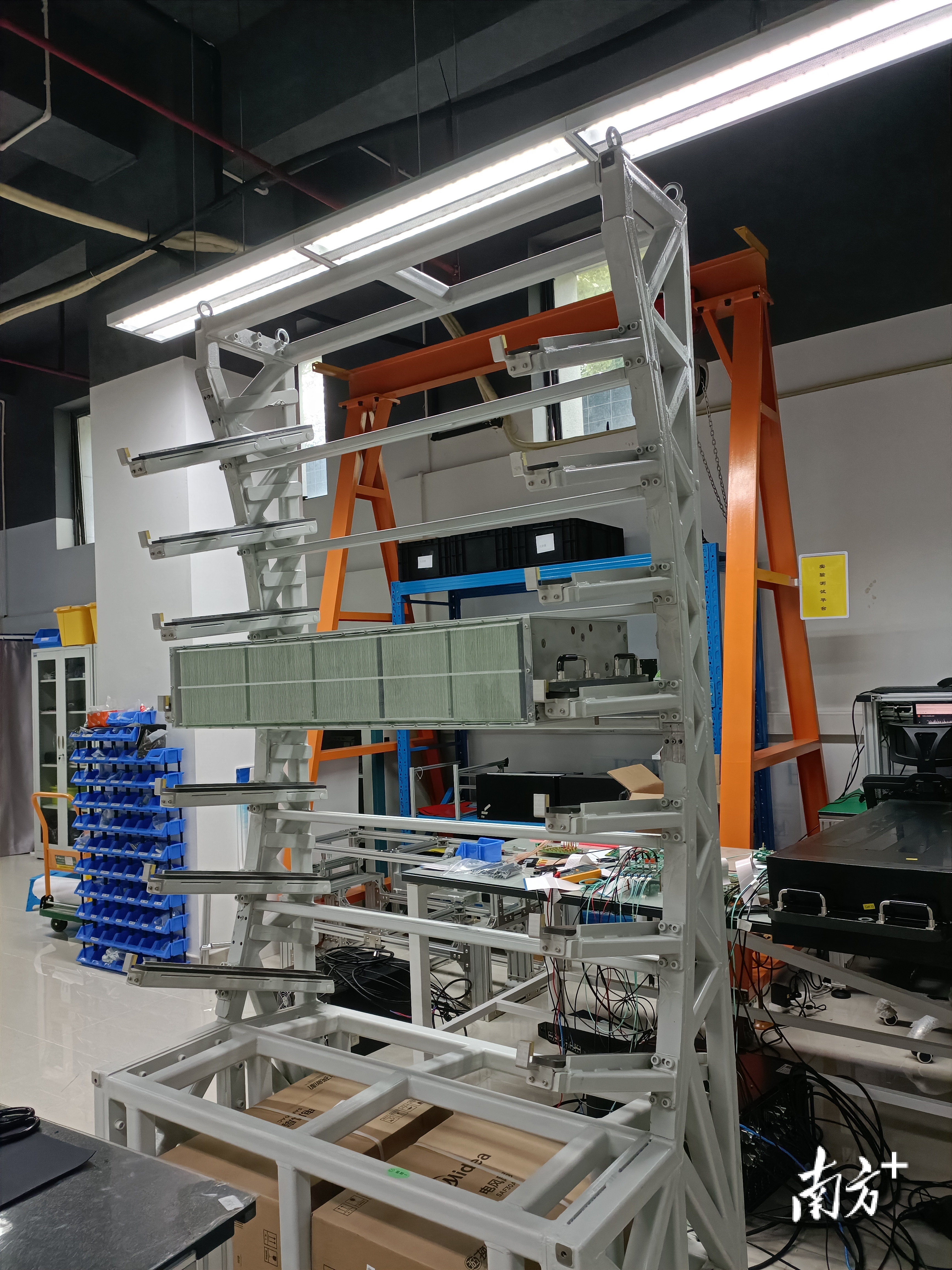 正在实验室研制的工程材料中子衍射谱仪闪烁体探测器。张珊珊 摄