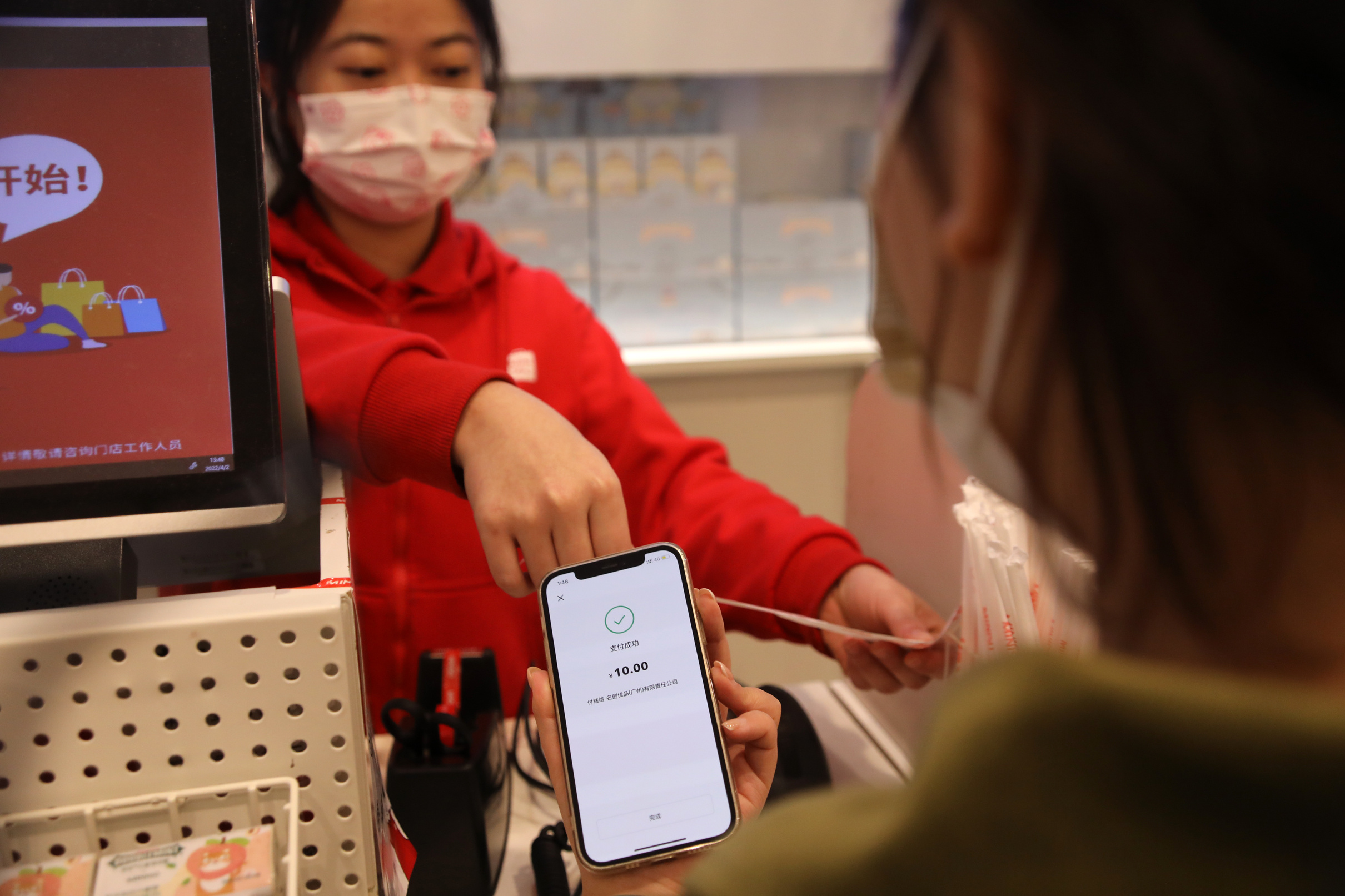 记者在广州正佳使用数字人民币购物。 南方+ 符超军 拍摄