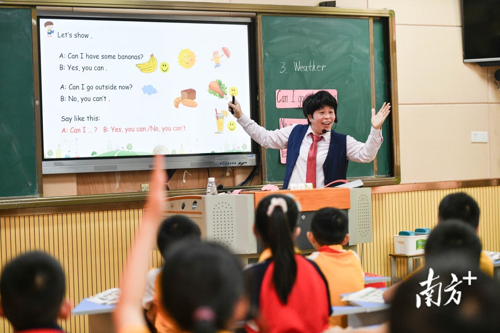 3月的英语公开课上，连江口中心小学老师刘洁云开始运用了中大附小逐层铺垫的教学模式，把知识融入情境之中，设计多种游戏活动，课堂在学生的阵阵笑声中推进。曾亮超 摄