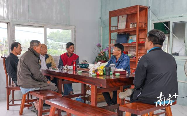 招永伦和合作社社员经常一起聚会讨论。 