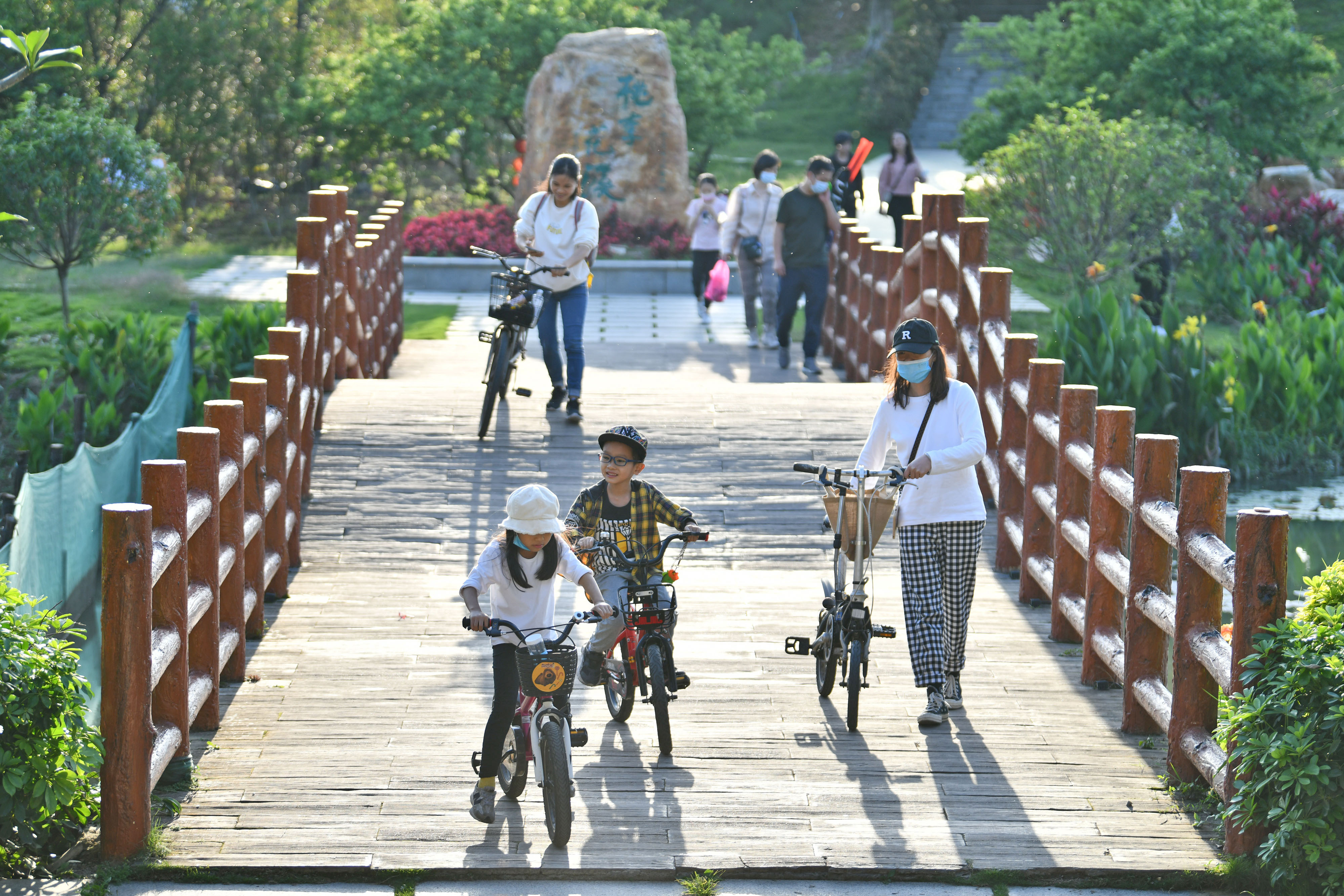 这个清明假期,不少南海市民走进公园触摸春天,欢度亲子时光。 这个清明假期,不少南海市民走进公园触摸春天,欢度亲子时光。