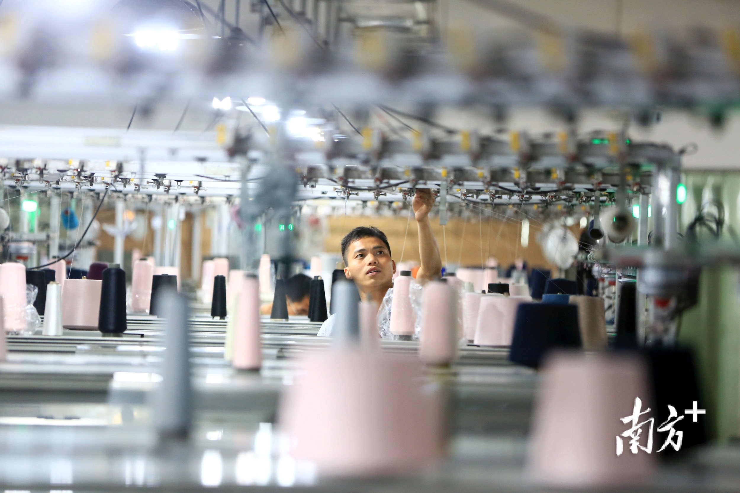 东莞金融业全力助企纾困、保障民生。图为生产中的纺织企业。