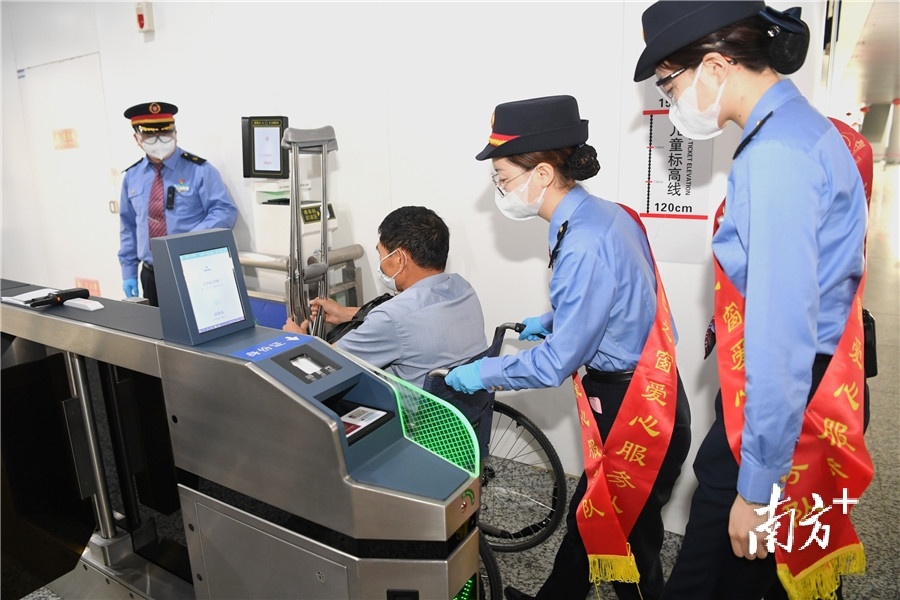 爱心服务让行动不便者畅行无阻。  南方+ 杨兴乐 拍摄