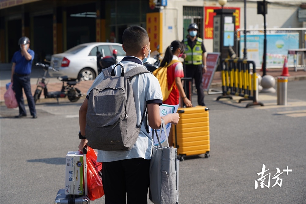 沙田实验中学的学生提着行李进入校园。南方日报记者 孙俊杰 通讯员 沙田宣 摄 沙田实验中学的学生提着行李进入校园。南方日报记者 孙俊杰 通讯员 沙田宣 摄