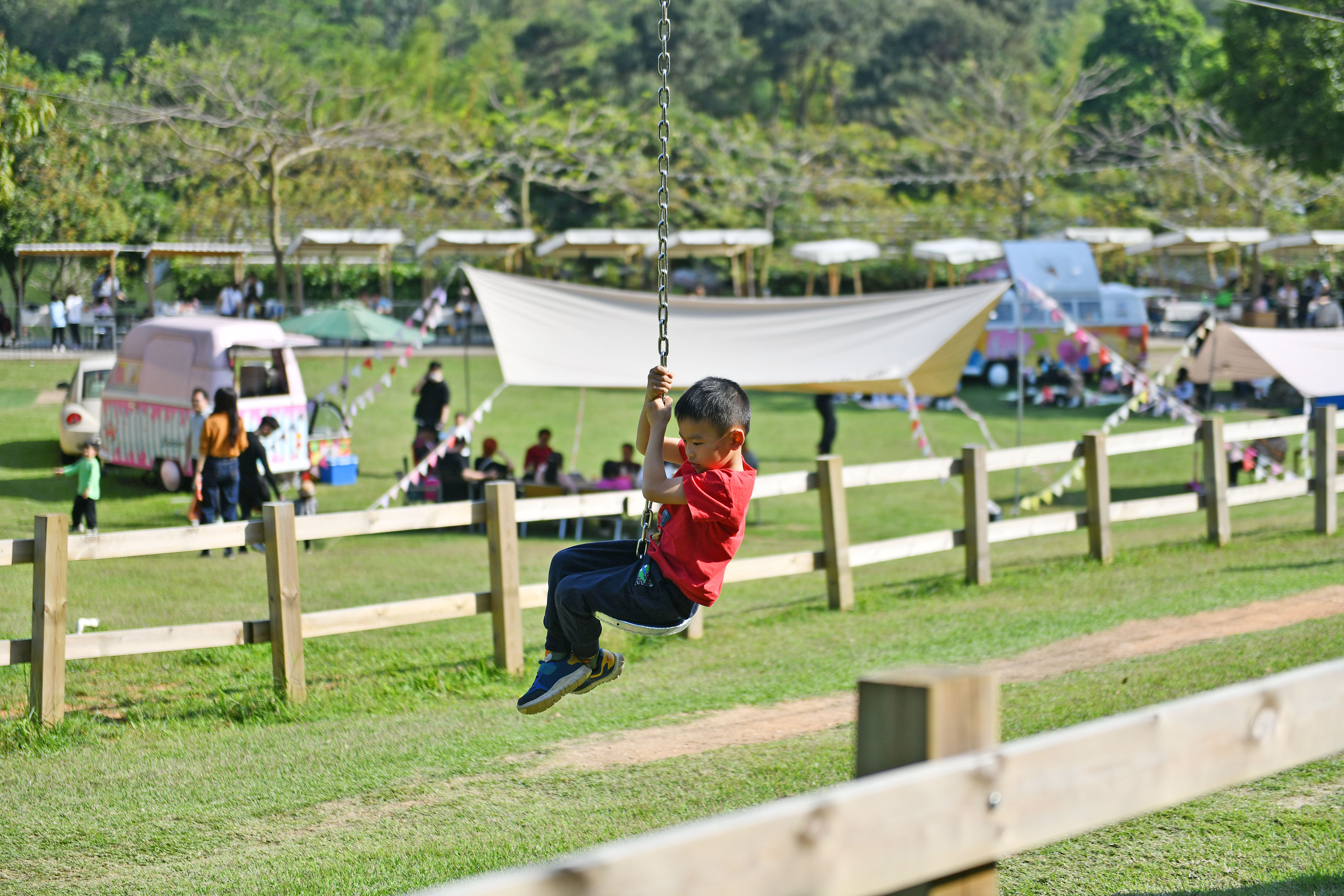 设在户外的健身玩乐设施,让孩子们有了更多新体验。 设在户外的健身玩乐设施,让孩子们有了更多新体验。