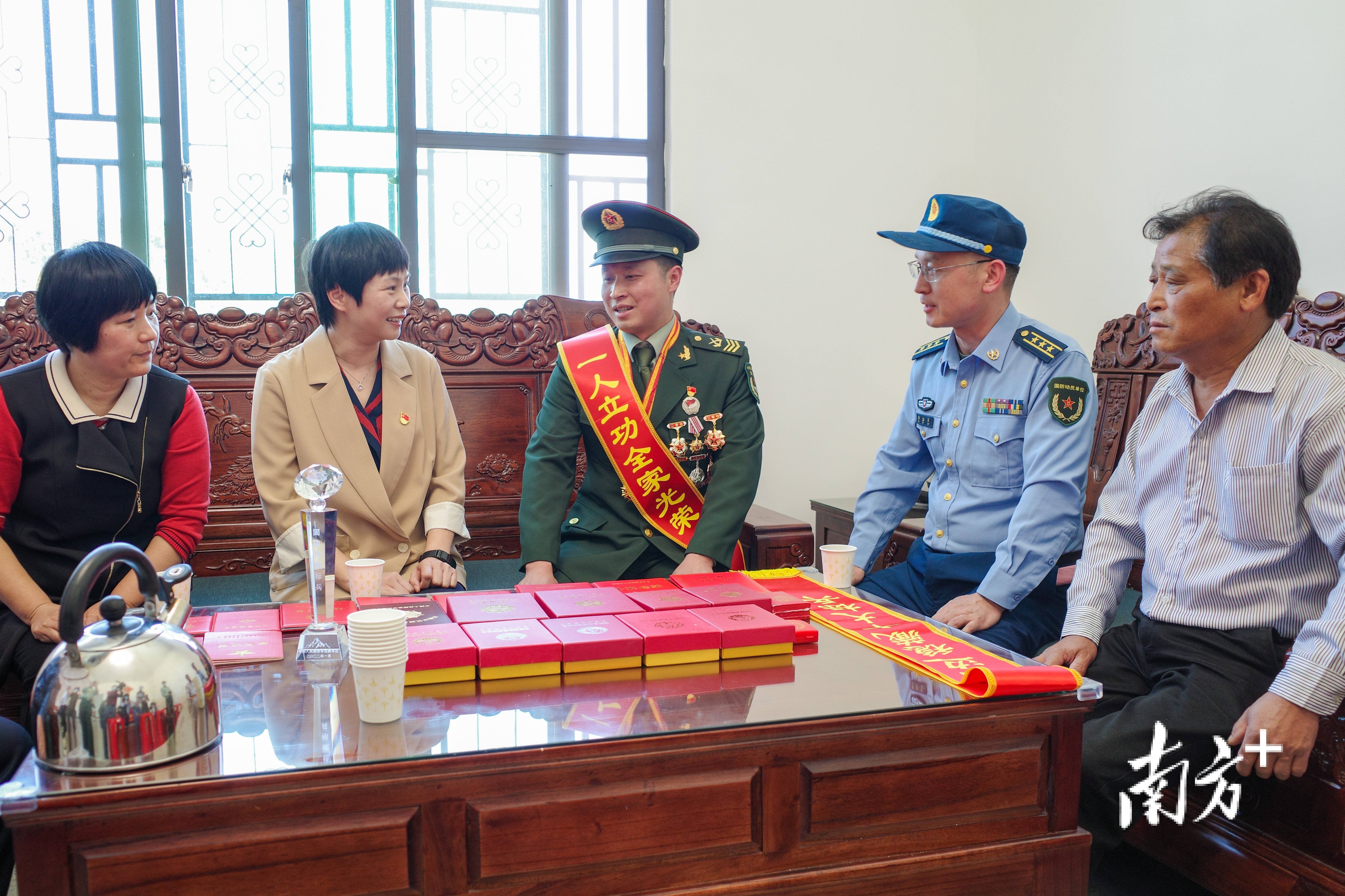 与刘志敏及其家属交谈。张晓欣 摄