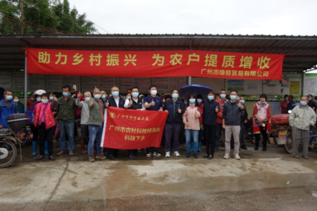 农村科技特派员与社员合影。