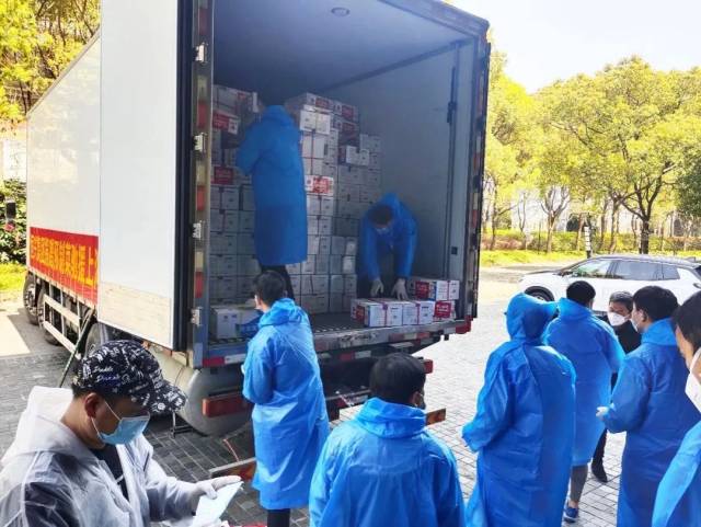 恒兴集团物资到达上海接收点，工作人员正在组织卸货
