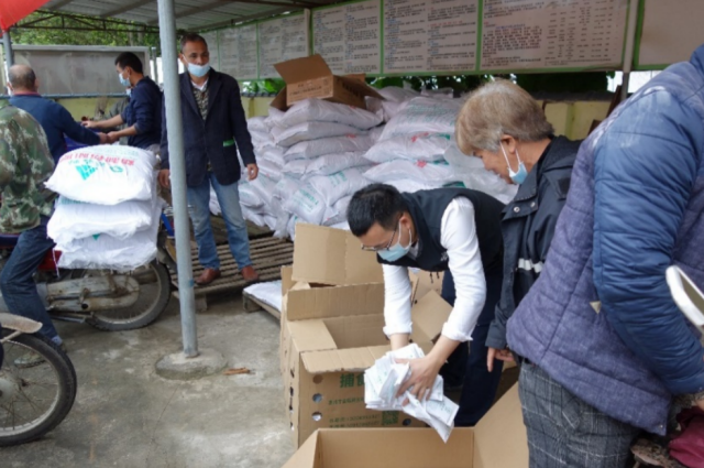 现场派发袋装捕食螨。