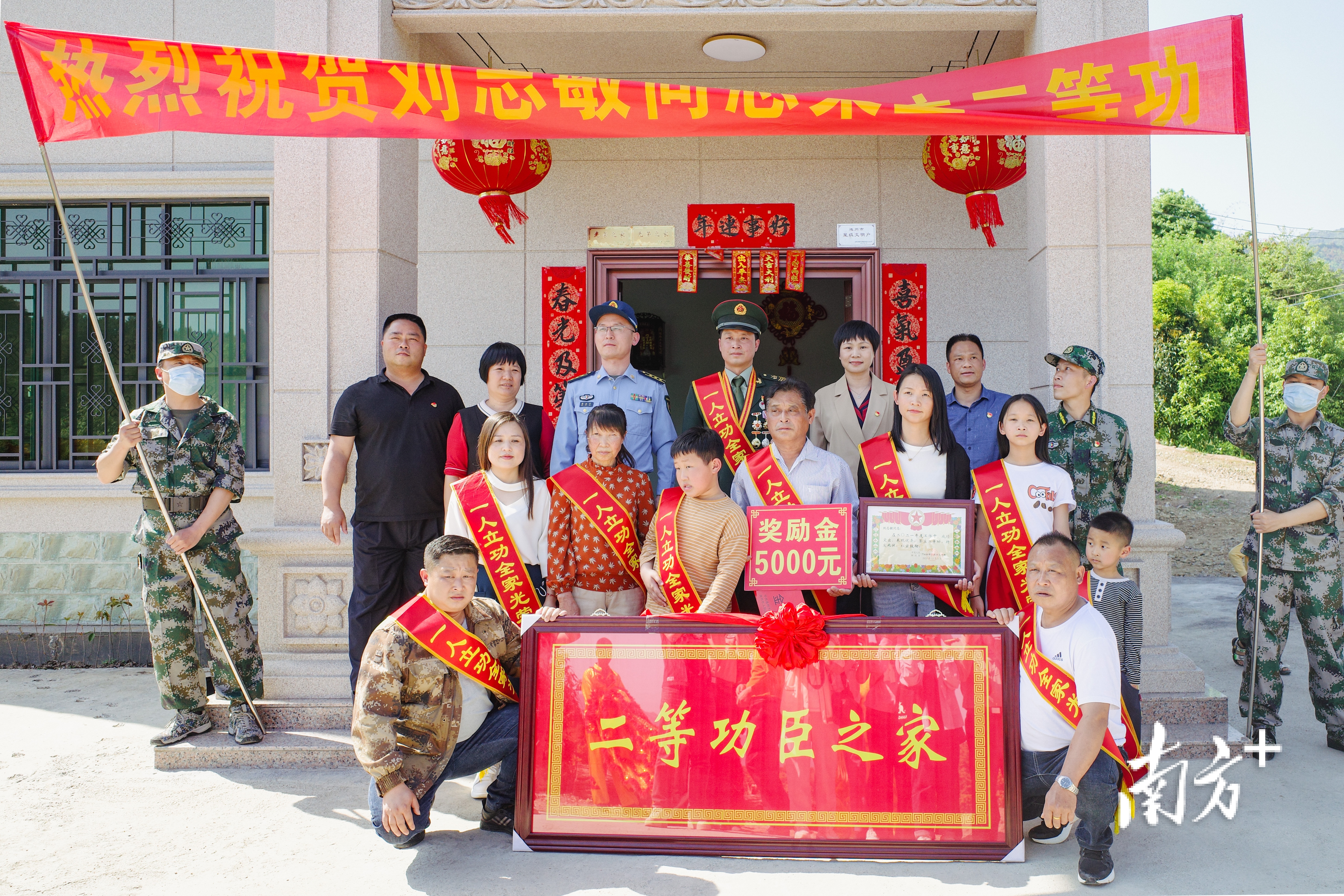 连州市市长戴少枚一行到杨家岭村荣立二等功的现役军人刘志敏送去立功喜报。张晓欣 摄