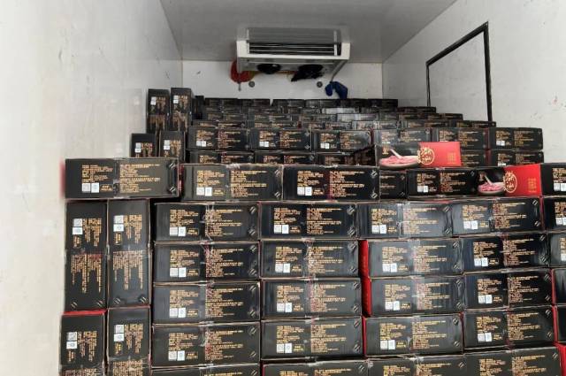 金派食品捐赠物资装车