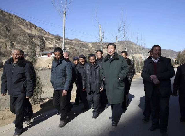 2015年2月13日，习近平回梁家河看望父老乡亲。新华社记者 兰红光 摄
