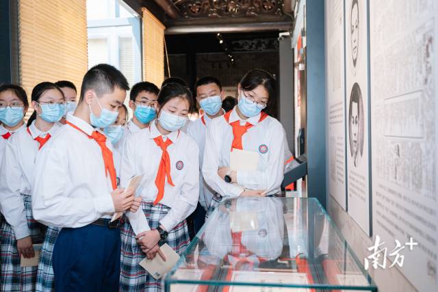 学生参观杨殷故居“广东省国家安全教育基地”。