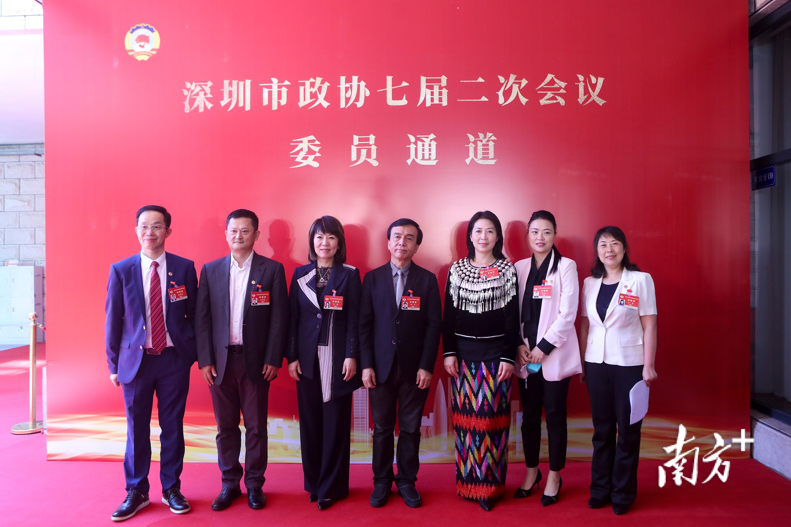 第一场“委员通道”在深圳会堂举行。 第一场“委员通道”在深圳会堂举行。