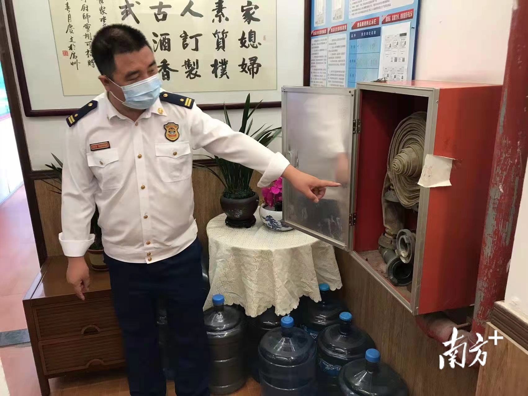 三水检查市场消防安全。三水消防供图 三水检查市场消防安全。三水消防供图