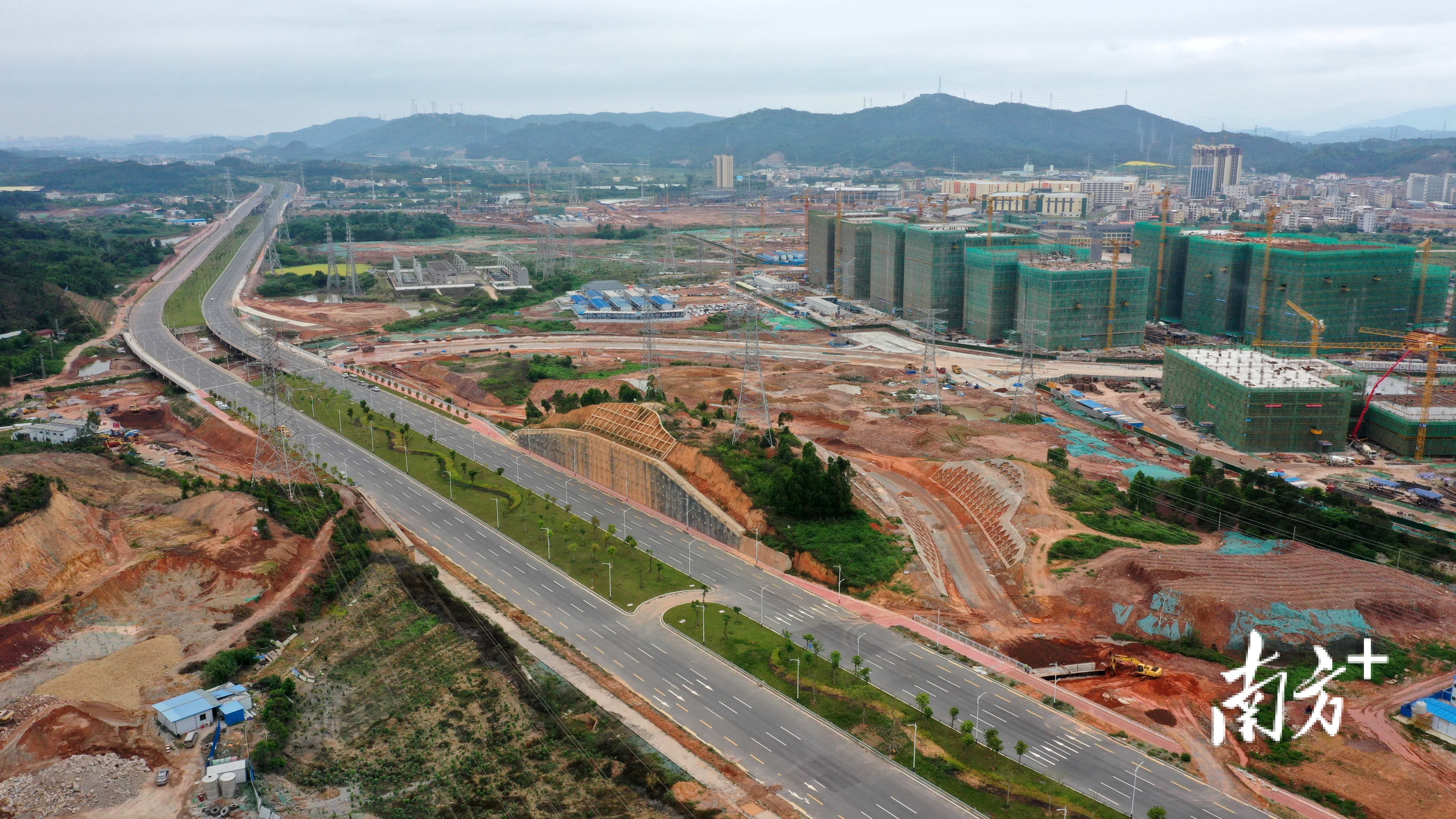 智慧大道北邻群益产业园。 南方+ 梁维春 拍摄