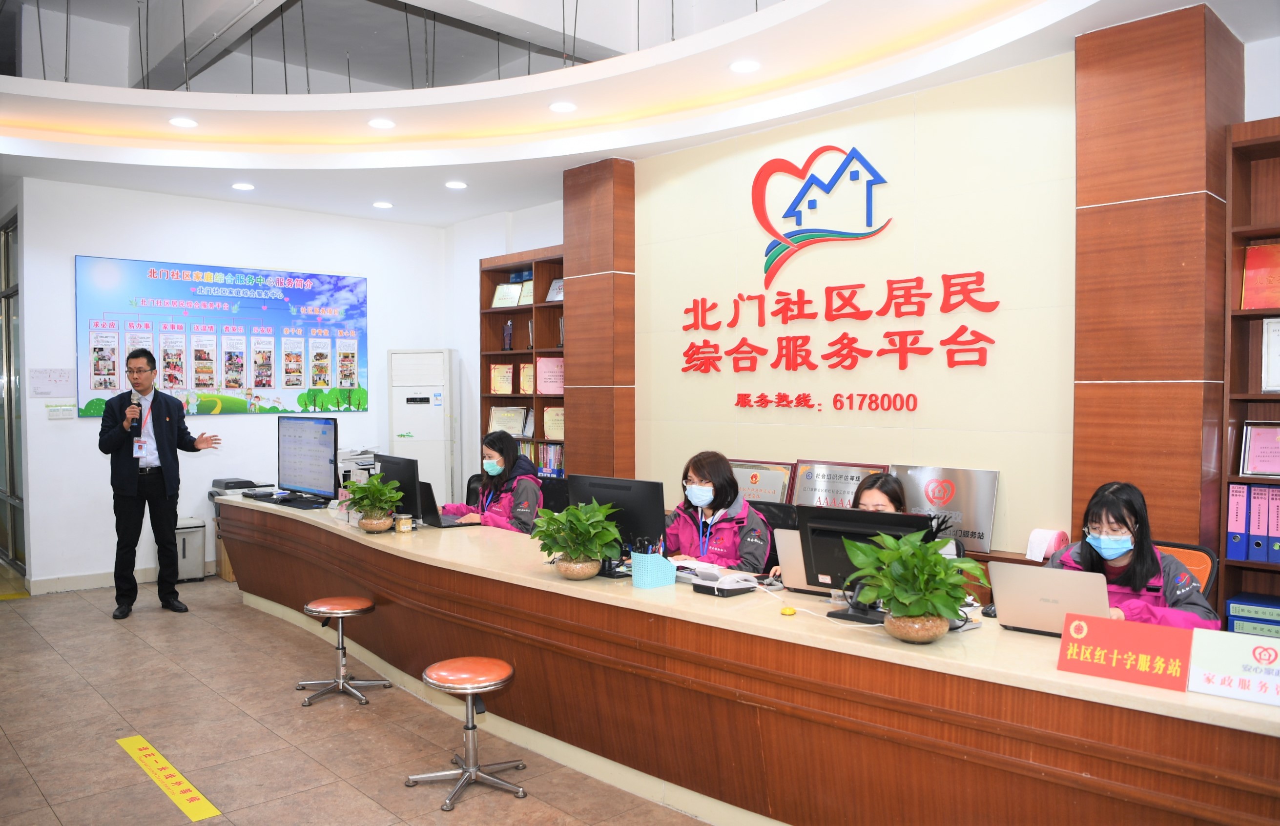 北门社区“服务街”汇聚五大服务中心,成功构建“十分钟服务圈”。杨兴乐 摄 北门社区“服务街”汇聚五大服务中心,成功构建“十分钟服务圈”。杨兴乐 摄