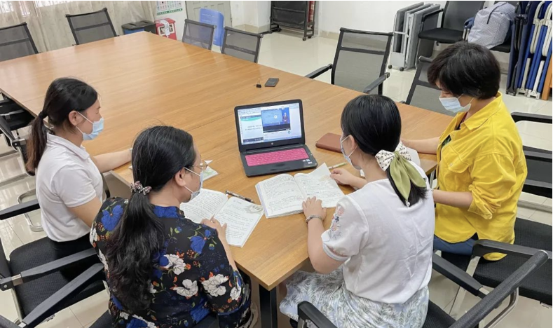 南海区桂园小学的老师们正在进行线上教学备课。