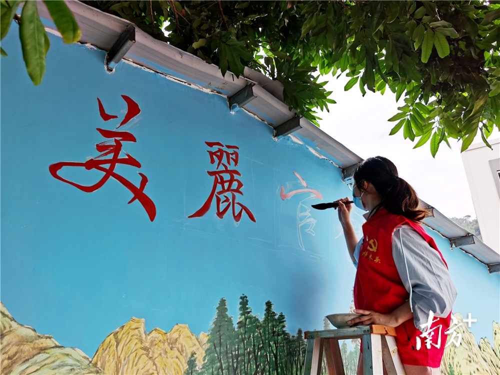 绘制客家文化墙绘，为美化人居环境出力。南方日报记者 孙俊杰 摄