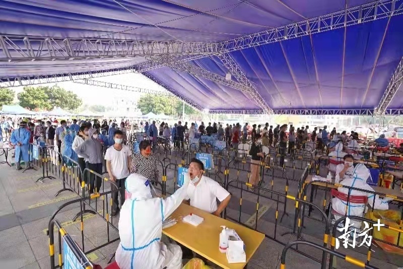 在各村居的免费核酸检测现场，“大白”上阵服务市民。