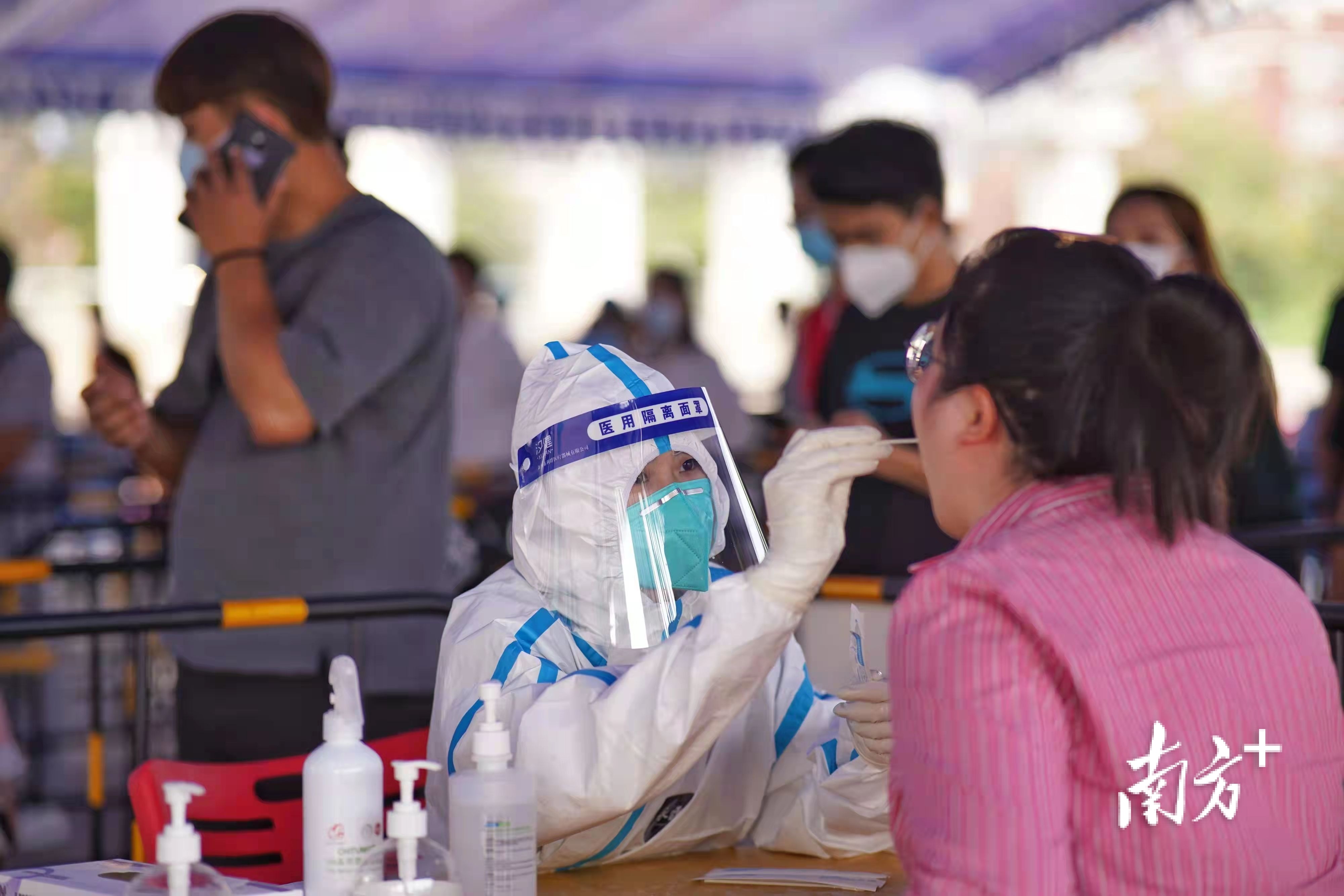 在各村居的免费核酸检测现场，“大白”上阵服务市民。