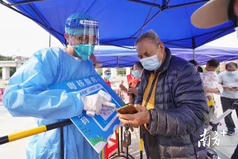 志愿者为市民提供相关指引。