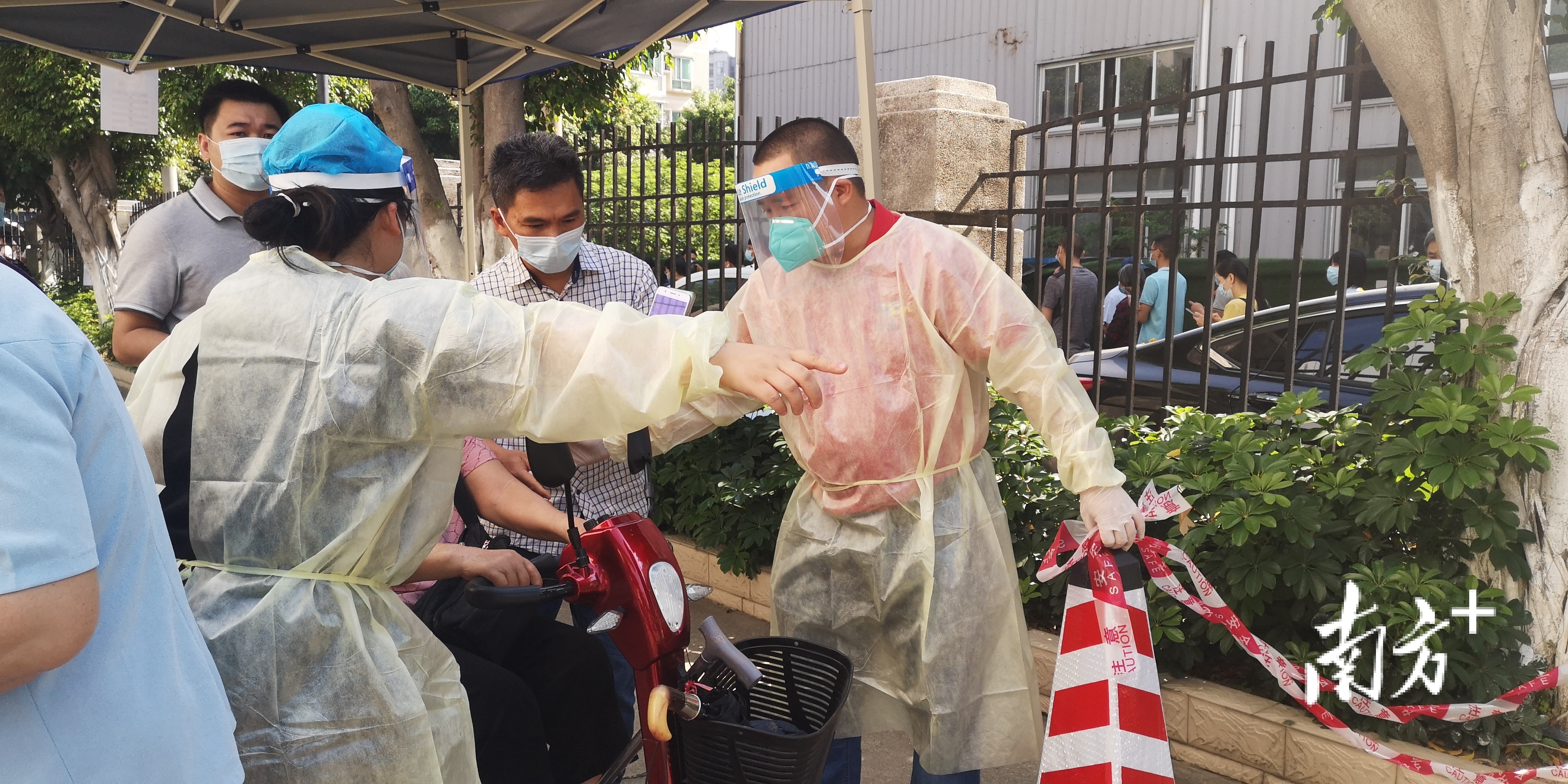 王福利在冼可澄纪念学校检测点参与志愿服务。卢浩能 摄&nbsp;