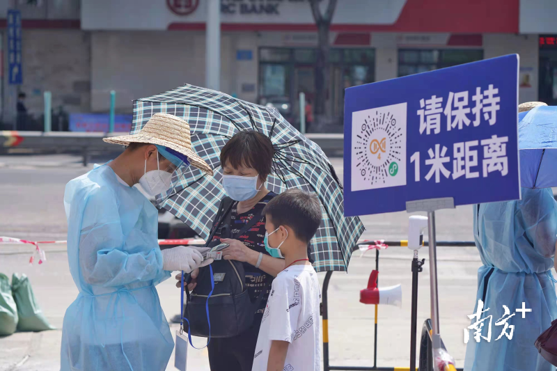 志愿者为市民提供引导。南方日报记者 戴嘉信 摄
