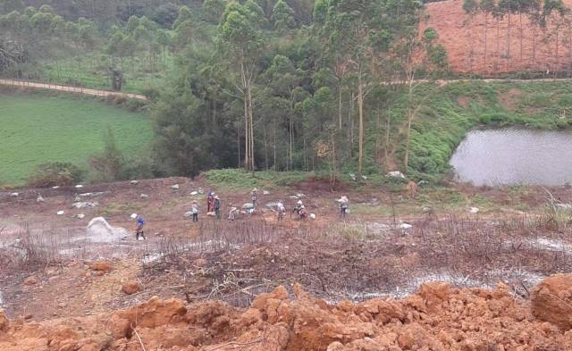 村民们参与基地开垦工作。