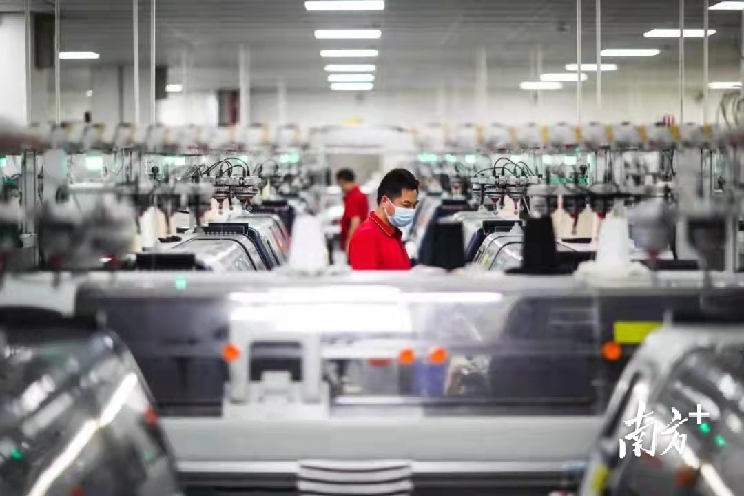 东莞大朗毛织企业生产车间扩大产能。受访者供图