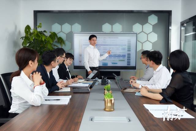 翁健带领团队成员开展学术研讨。受访者供图 