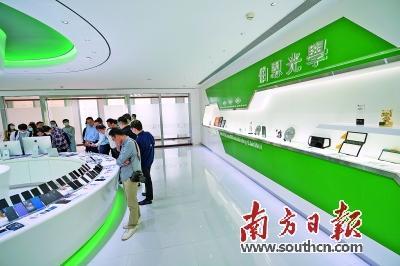 伯恩光学(惠州)有限公司2021年产值在惠州港澳资企业中排名第一。图为公司的产品展示厅。南方日报记者 王昌辉 摄 伯恩光学(惠州)有限公司2021年产值在惠州港澳资企业中排名第一。图为公司的产品展示厅。南方日报记者 王昌辉 摄