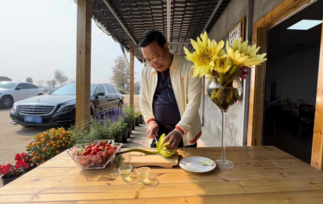 利泰智农创始人罗骏生先生展示现泡香莲茶步骤