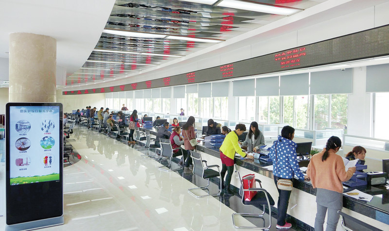 德庆县综合服务中心为前来办事人员提供高效服务。王瑞强摄