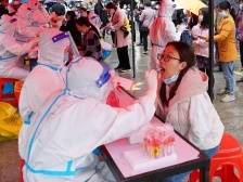 一线直击|翁源全员核酸检测秩序井然，680多名医护在一线采样！