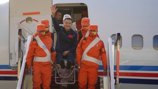 神舟十三号三名航天员乘机抵达北京