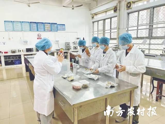 实验人员对预制菜产品进行质量检测。