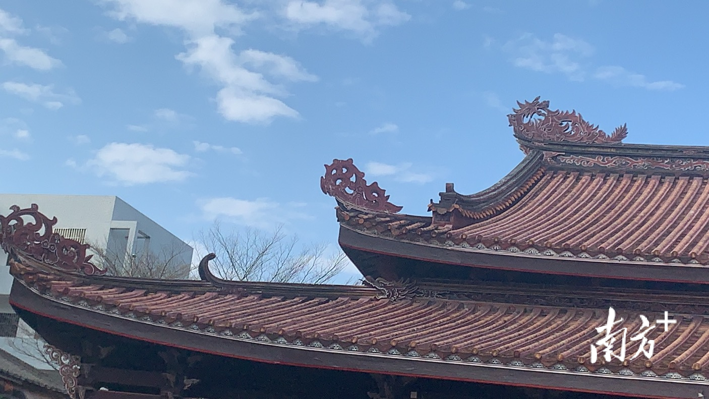 大成殿屋脊由砖脊体,齐龙,宝顶及其他灰塑构件和彩绘组成,具有较明显