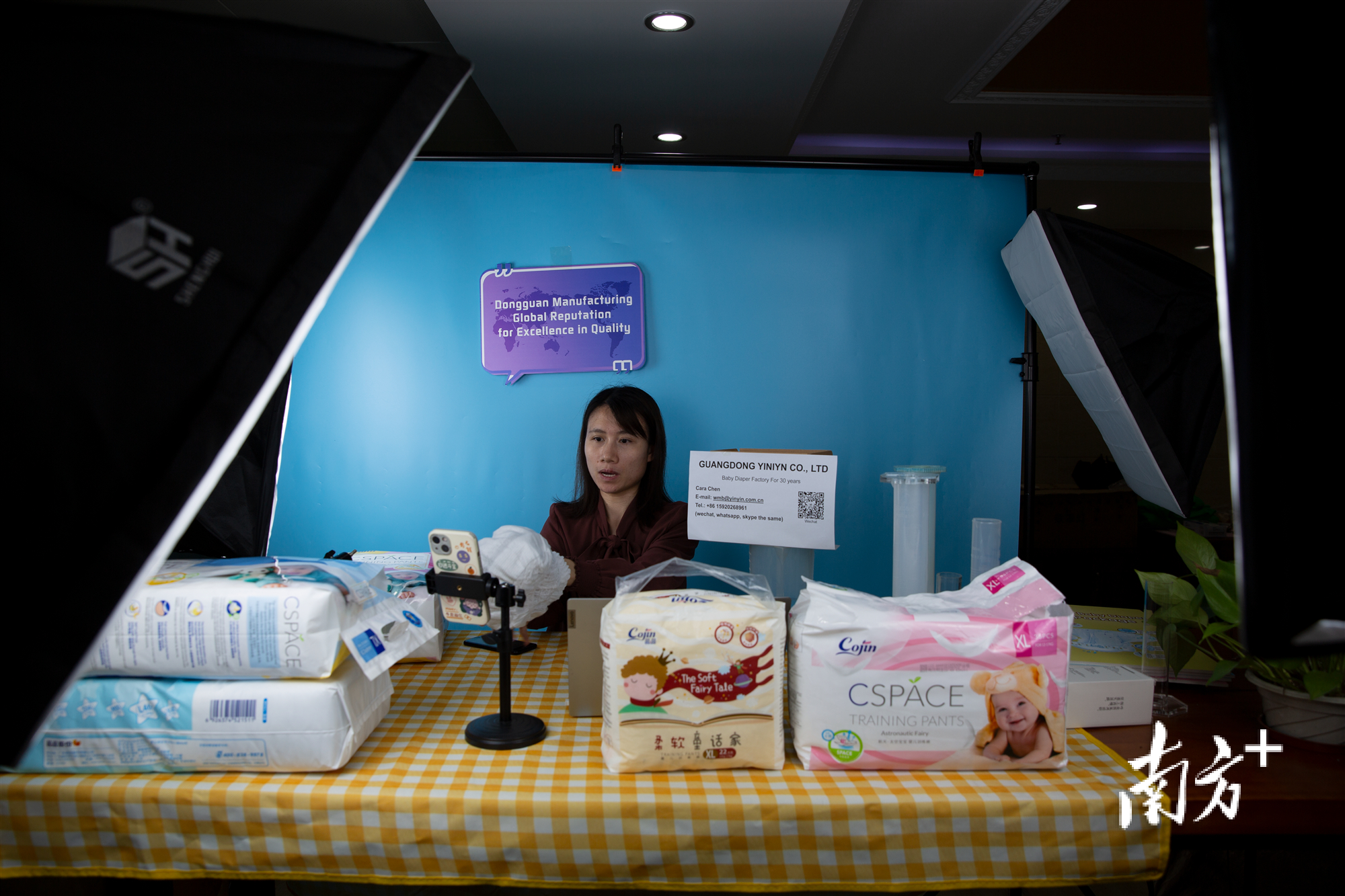 茵茵股份的工作人员正在为线上的全球客户推荐企业的产品。