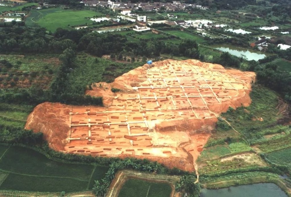 横岭山墓地2000年被评为全国十大考古新发现。 横岭山墓地2000年被评为全国十大考古新发现。