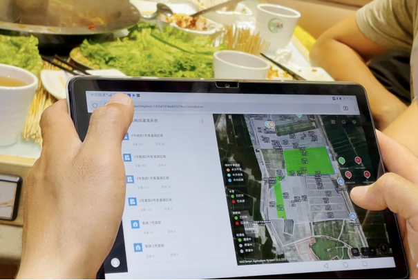 艾海鵬在餐廳便可用移動設備操作自動灌溉設備對棉田進行補水（攝于2021年） 