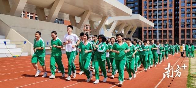 广州市执信中学组织学生进行体育锻炼。