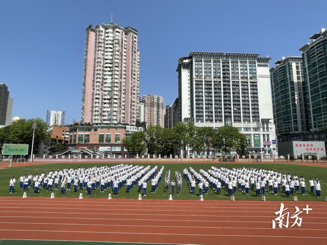 华南师范大学附属中学组织高三学生开展韵律操比赛。