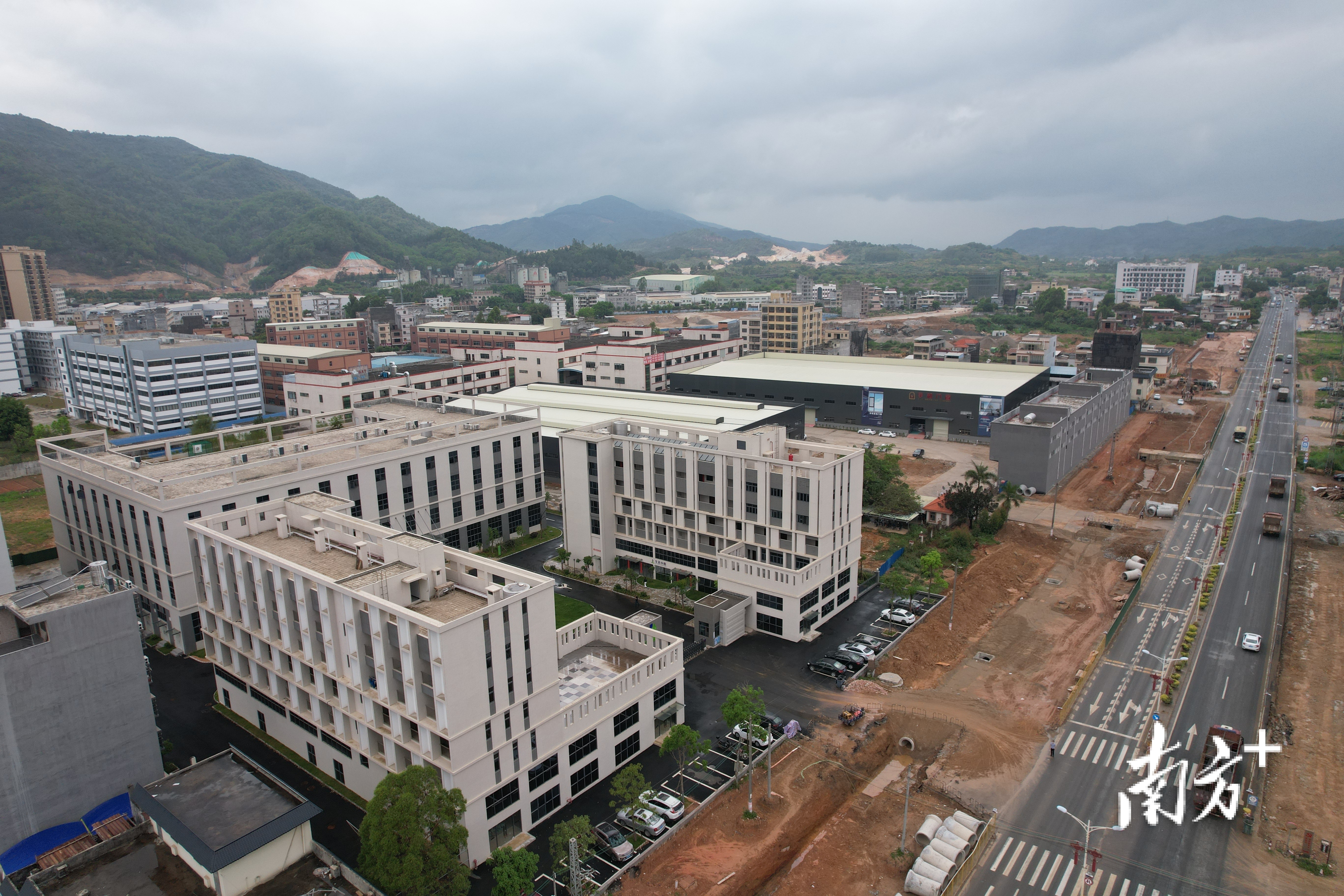 广东恺顺达电气有限公司毗邻金龙大道泰美段,物流运输便利。 广东恺顺达电气有限公司毗邻金龙大道泰美段,物流运输便利。