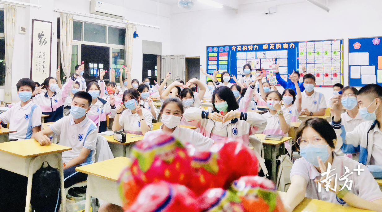 容桂外国语学校的学生拿着老师准备的棒棒糖，开心上课。校方供图