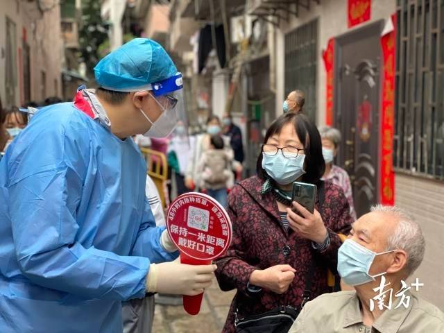 广州市第十三中学老师火速支援街道师生检测专场。