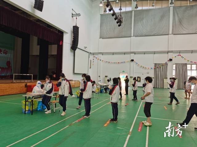 广州市协和中学封闭在校内的师生每日进行核酸检测。