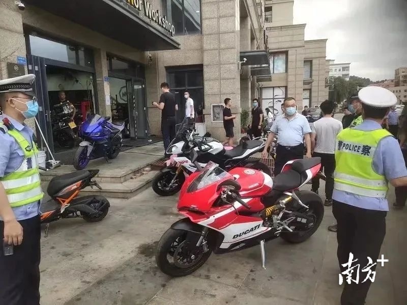 近日,凤岗镇政务服务中心热线小组接市民黄先生通过人民网反映凤岗沿河东一路和凤凰围一路大排量摩托车炸街扰民问题,请求热线协助处理。