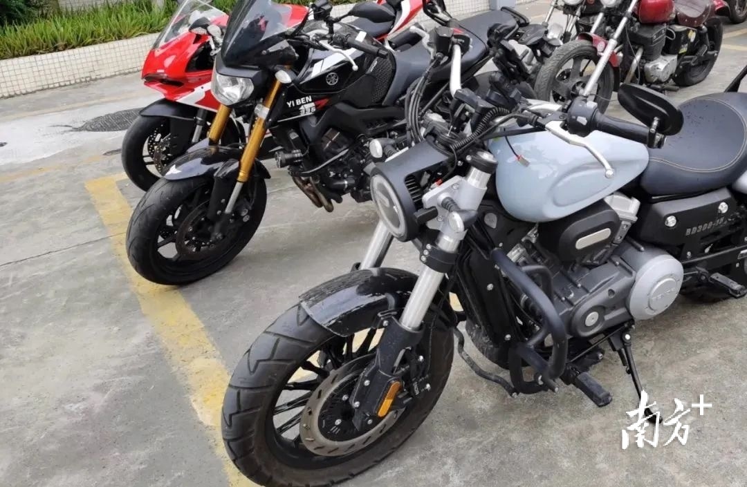 近日,凤岗镇政务服务中心热线小组接市民黄先生通过人民网反映凤岗沿河东一路和凤凰围一路大排量摩托车炸街扰民问题,请求热线协助处理。