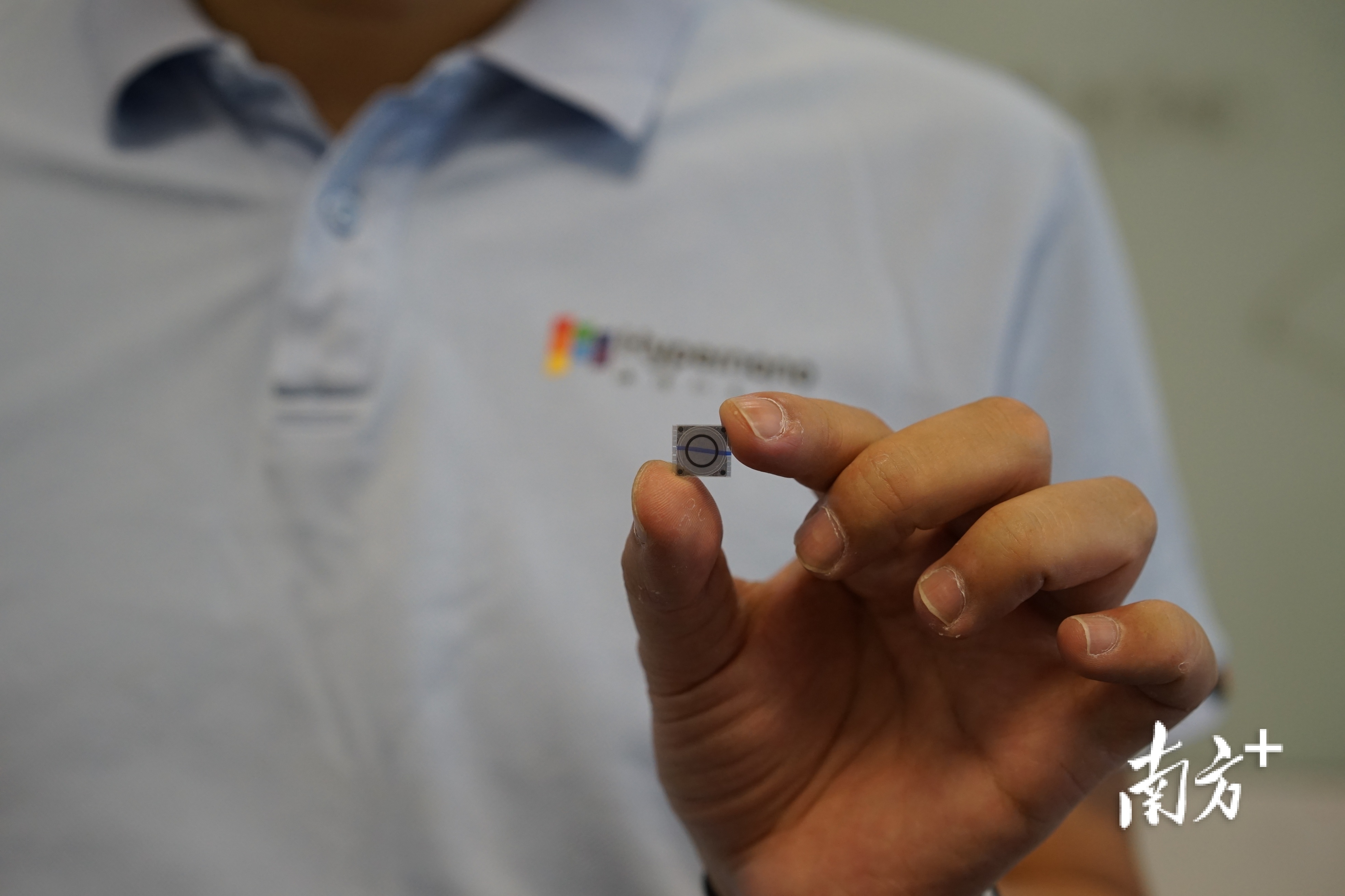 海谱微型高光谱MEMS芯片  南方+ 李荣华 拍摄